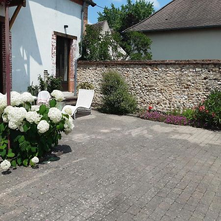 Bed and Breakfast Volets Rouges à Neuvy-sur-Barangeon Extérieur photo